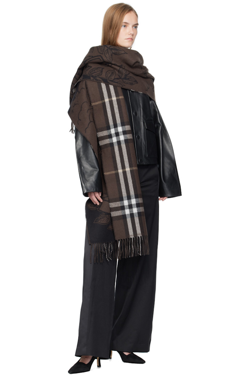 Rectangular cashmere flannel scarf.

· Jacquard logo graphic at face
· Fringed detailing at ends
· Check pattern at back face
· L82.5" x W19.5"

Supplier color: Treacle