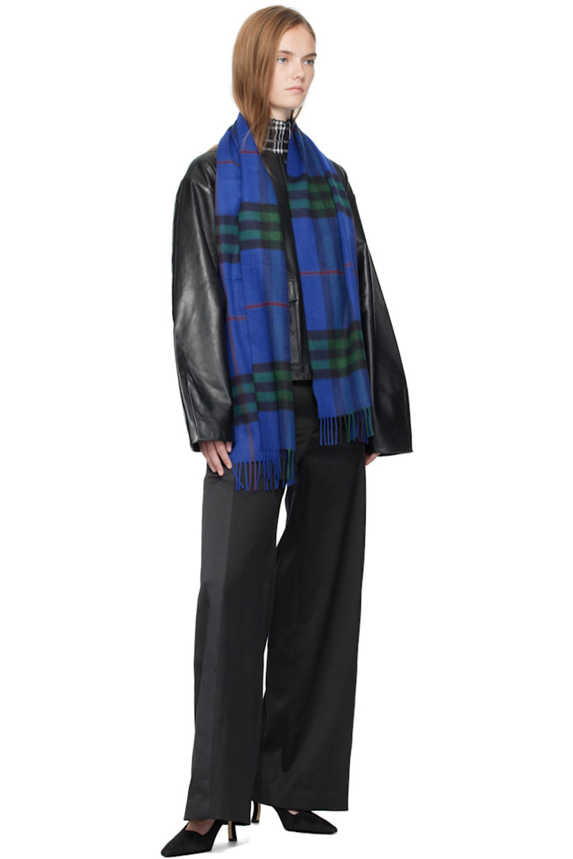 Rectangular cashmere flannel scarf.

· Check pattern throughout
· Fringed detailing at ends
· L66" x W11.75"

Supplier color: Knight