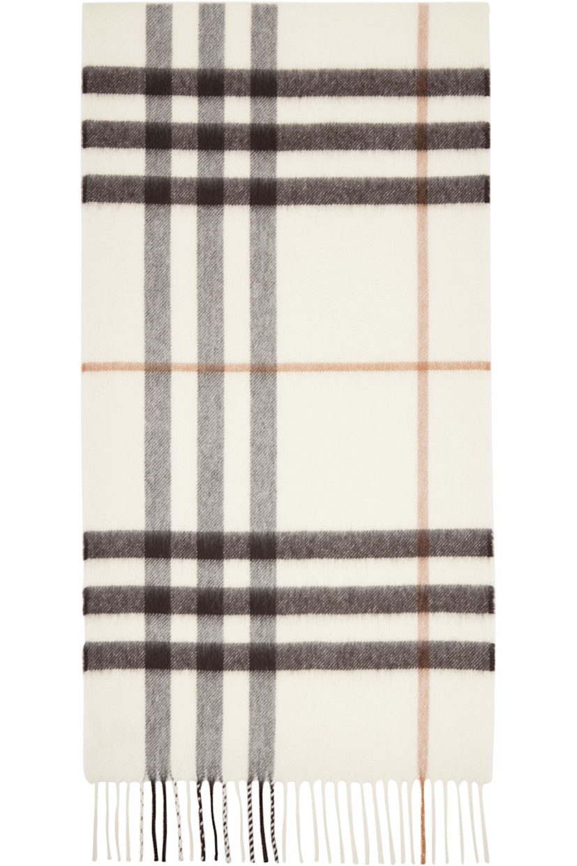 Rectangular cashmere flannel scarf.

· Check pattern throughout
· Fringed detailing at ends
· L66" x W11.75"

Supplier color: Pebble