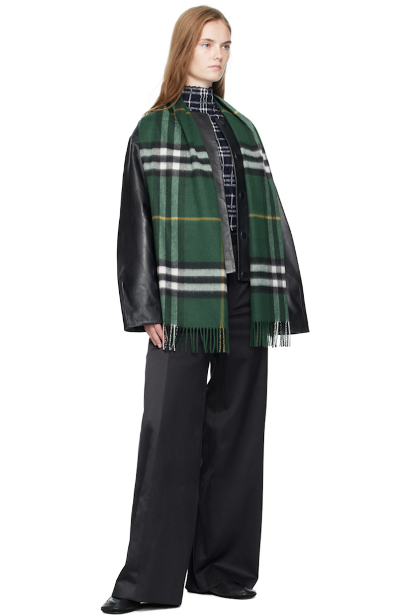 Rectangular cashmere flannel scarf.

· Check pattern throughout
· Fringed detailing at ends
· L66" x W11.75"

Supplier color: Dark green fern