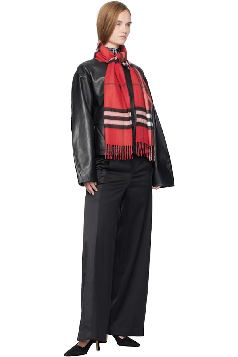 Rectangular cashmere flannel scarf.

· Check pattern throughout
· Fringed detailing at ends
· L66" x W11.75"

Supplier color: Post