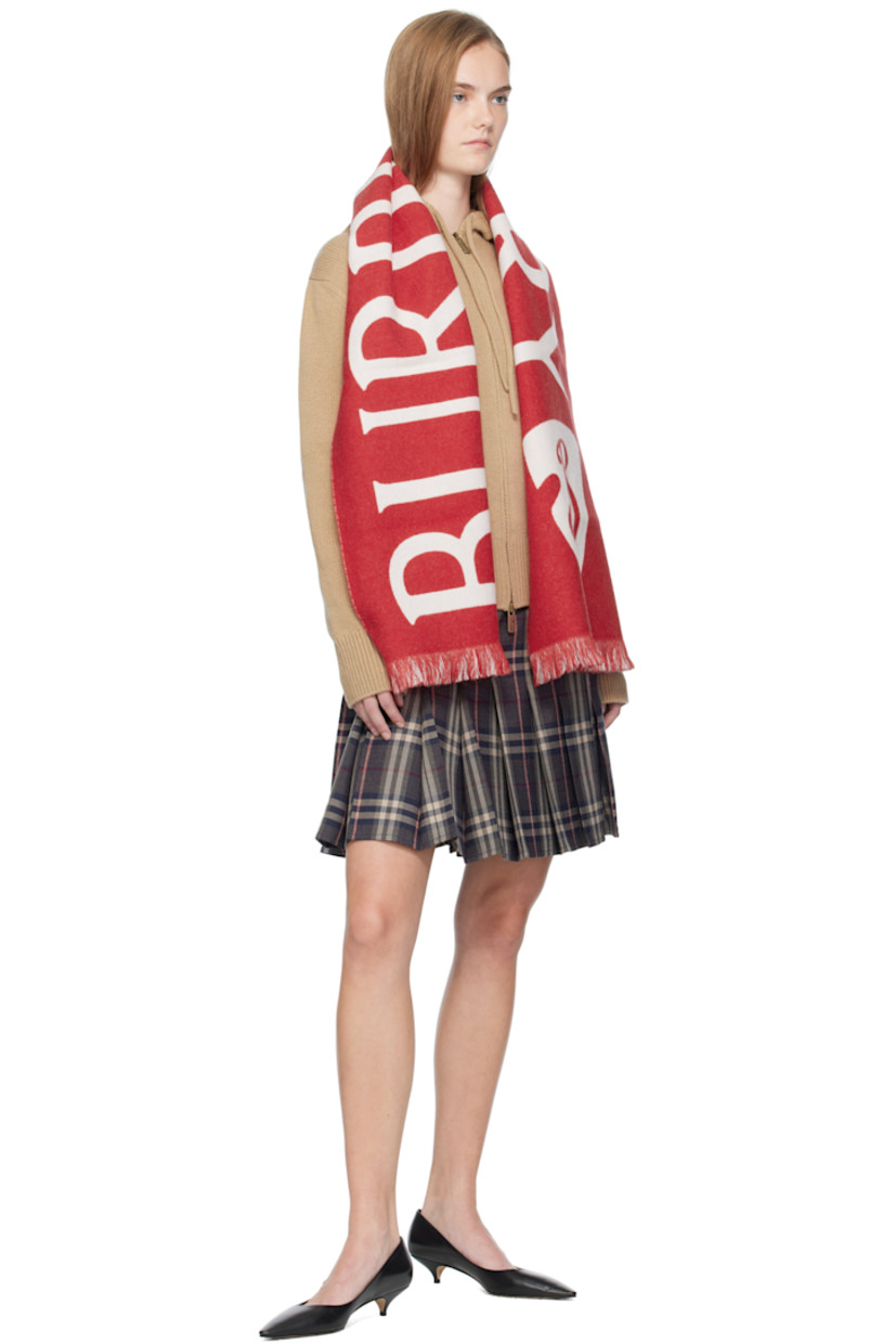 Rectangular wool flannel scarf.

· Jacquard logo at length
· Logo patch at back face
· Fringed detailing at ends
· L66" x W13"

Supplier color: Post