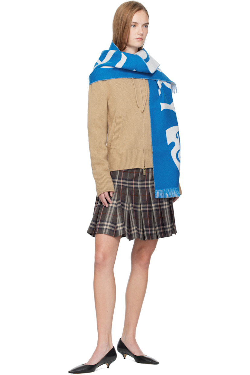 Rectangular wool flannel scarf.

· Jacquard logo at length
· Logo patch at back face
· Fringed detailing at ends
· L66" x W13"

Supplier color: Knight