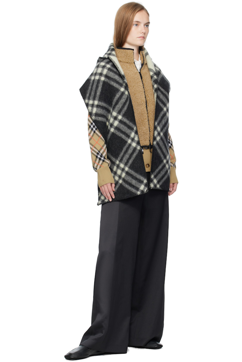Rectangular wool flannel scarf.

· Check pattern throughout
· Blanket stitching at edges
· Hood at length
· Logo patch at face
· L76.5" x W11.75"

Supplier color: Black
