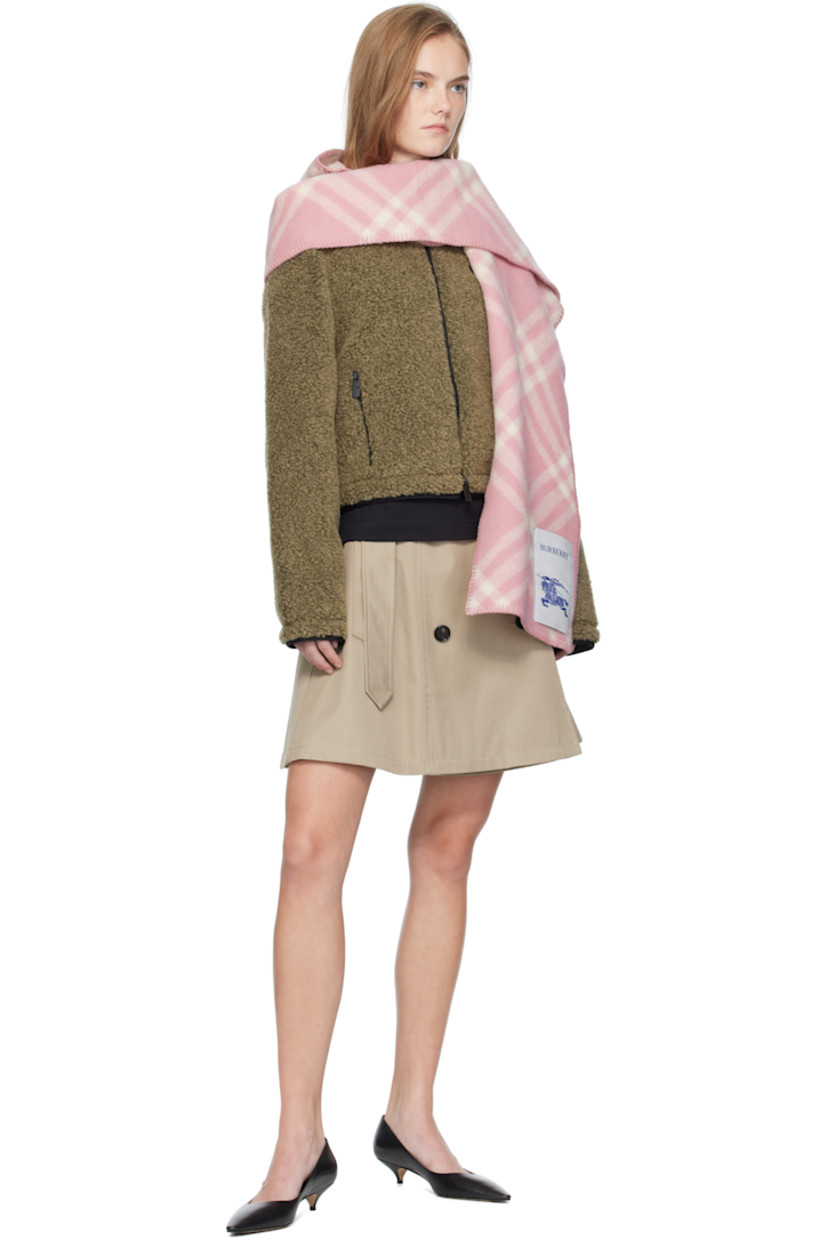 Rectangular wool flannel scarf.

· Check pattern throughout
· Blanket stitching at edges
· Hood at length
· Logo patch at face
· L76.5" x W11.75"

Supplier color: Sugar