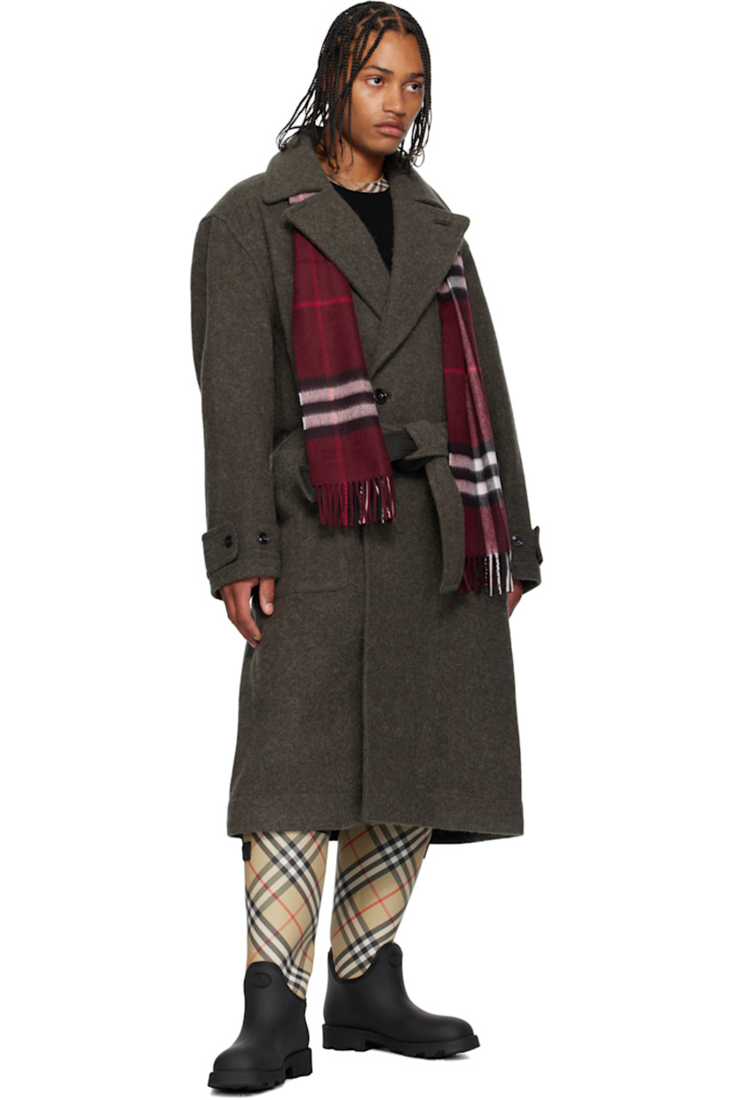 Rectangular brushed cashmere flannel scarf.

· Check pattern throughout
· Fringed ends 
· L72" x W12.75"

Supplier color: Oxblood red