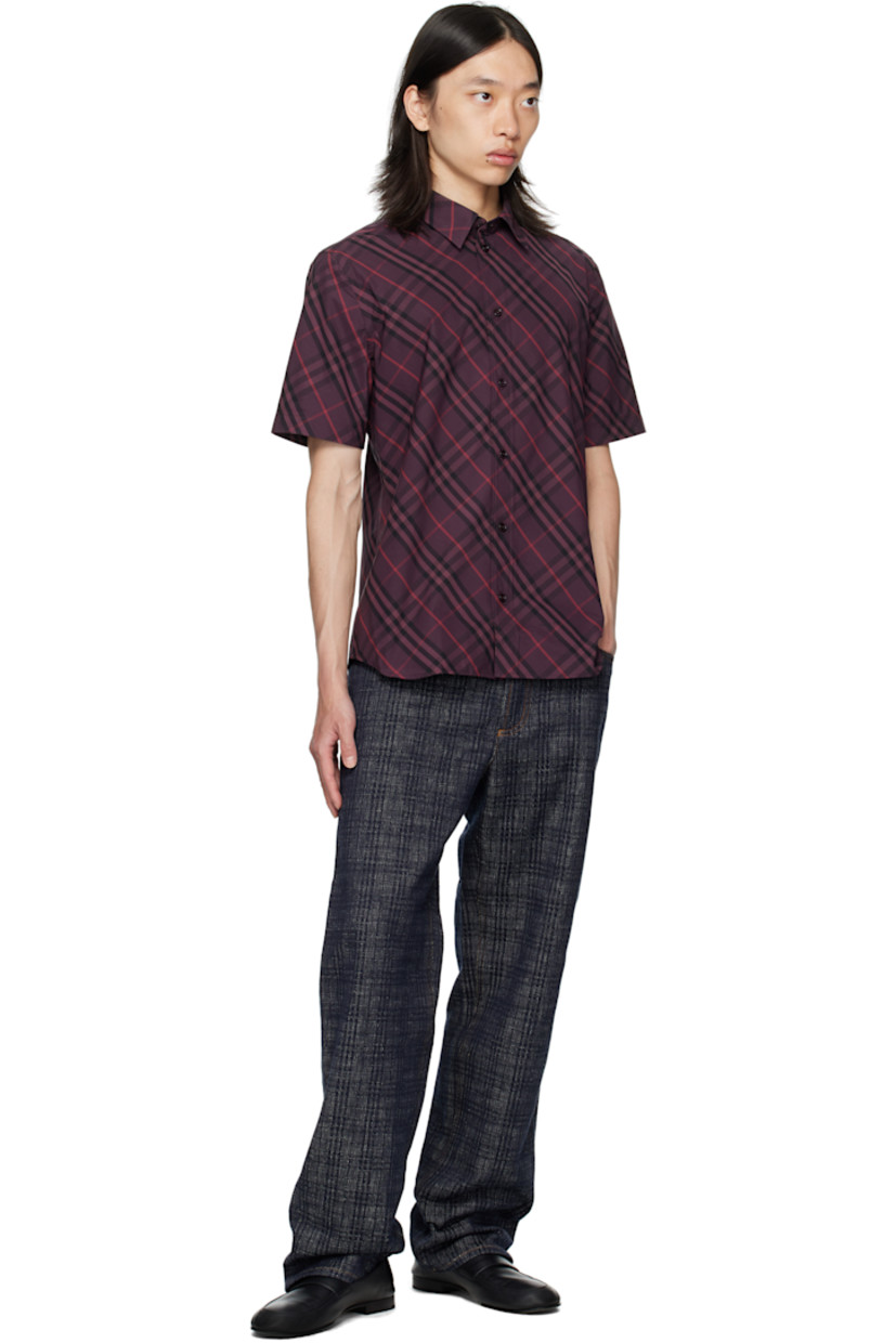 Cotton poplin shirt.

· Check pattern throughout
· Spread collar
· Button closure
· Shirttail hem
· Box pleat at back yoke

Supplier color: Rubus ip check