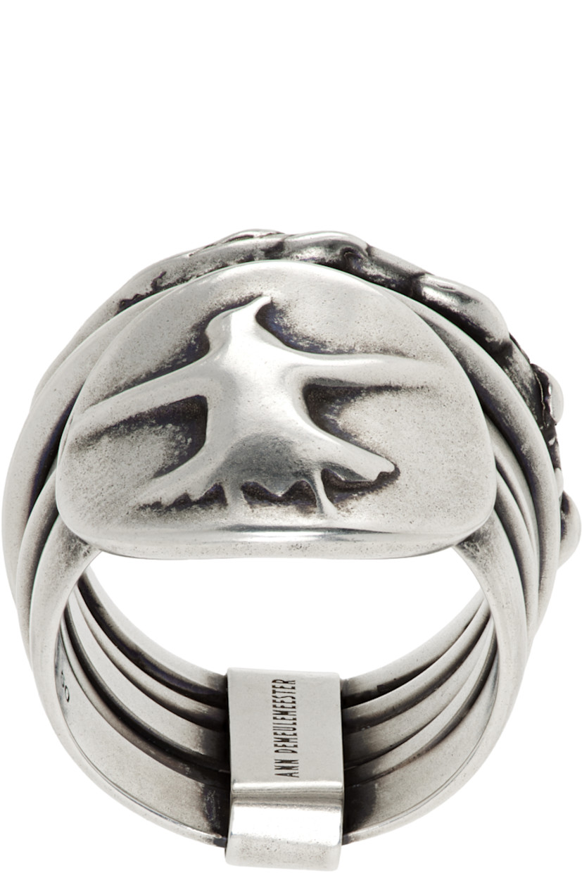 Tiered ring in antiqued sterling silver. 

· Textured detailing throughotu
· Engraving at face 
· Logo engraved at inner band 

Supplier color: Antique silver