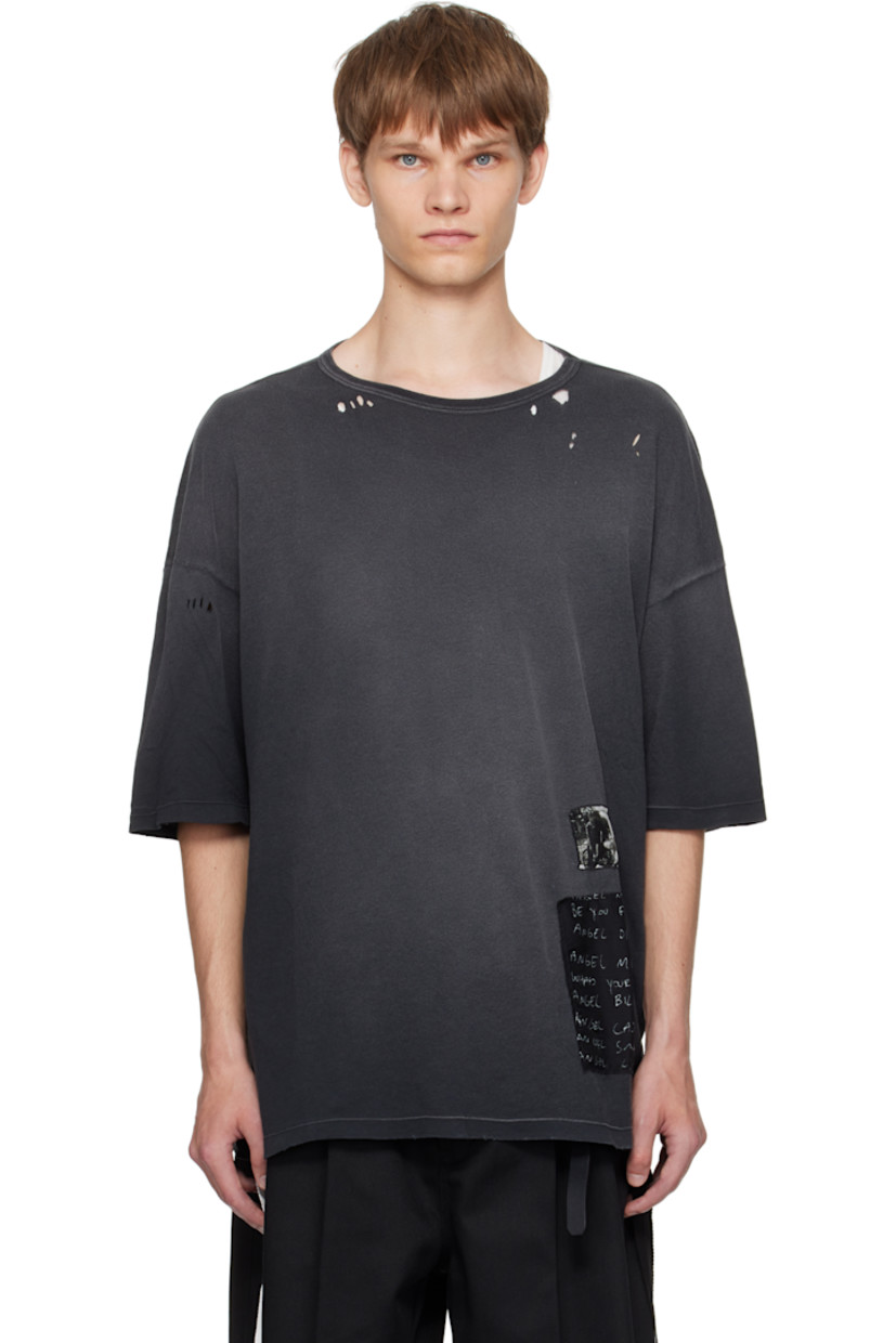 Cotton jersey T-shirt.

· Fading and distressing throughout
· Crewneck
· Printed patches at front
· Dropped shoulders
· Integrated ribbon with logo plaque at interior

Supplier color: Black