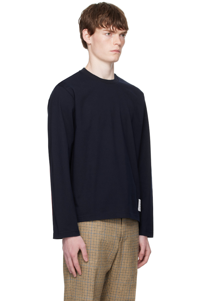 Cotton jersey T-shirt.

· Rib-knit crewneck
· Logo patch at front hem
· Vented side seams
· Tricolor grosgrain flag at back collar
· Knit tricolor trim at back yoke

Supplier color: Navy