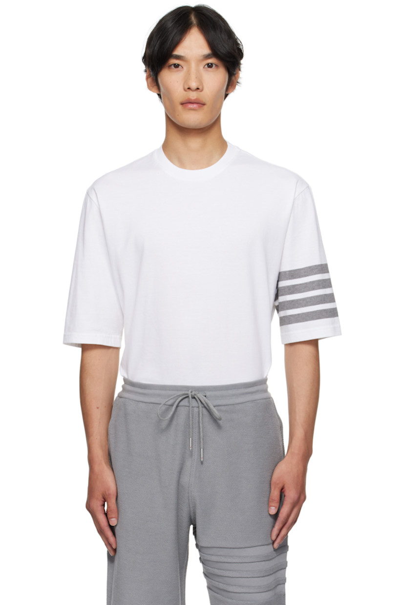 Cotton jersey T-shirt.

· Rib-knit crewneck
· Logo patch at front hem
· Tricolor trim at tennis-tail hem
· Stripes at sleeve
· Tricolor grosgrain flag at back collar

Supplier color: White