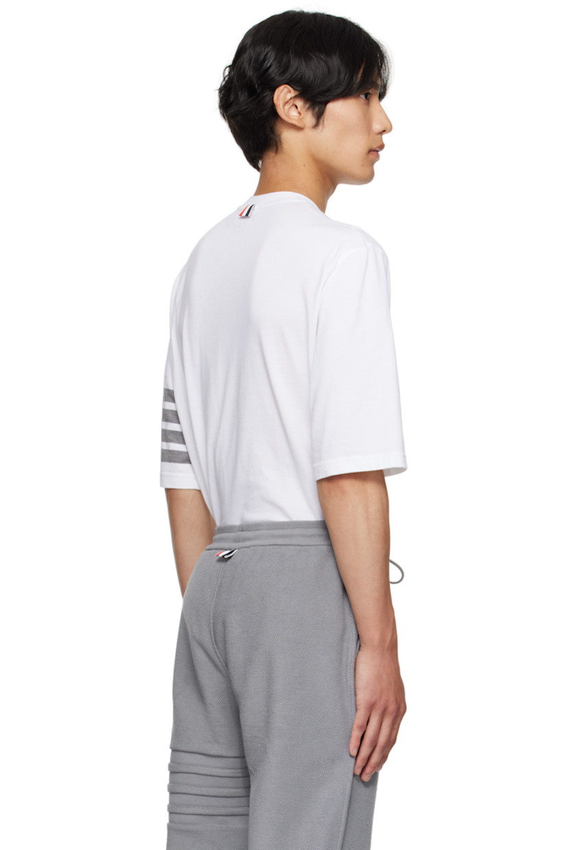 Cotton jersey T-shirt.

· Rib-knit crewneck
· Logo patch at front hem
· Tricolor trim at tennis-tail hem
· Stripes at sleeve
· Tricolor grosgrain flag at back collar

Supplier color: White