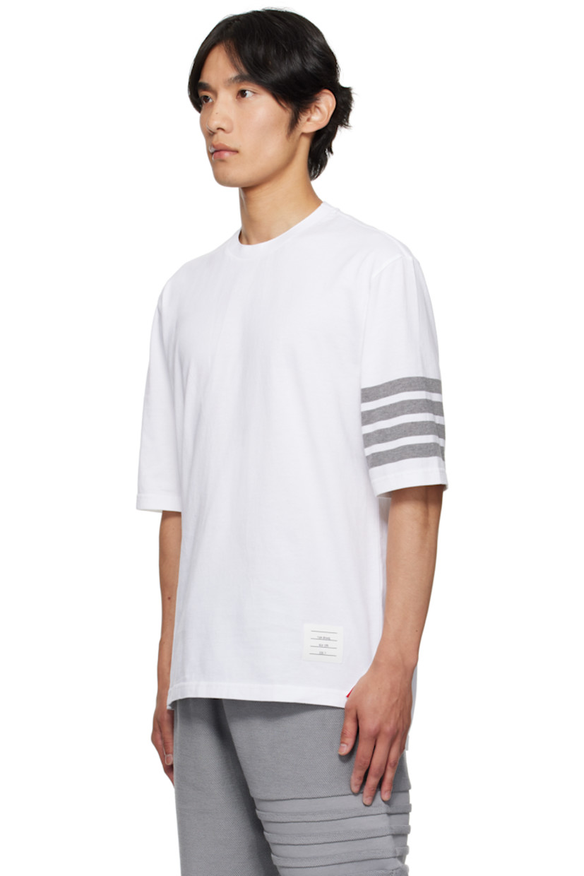 Cotton jersey T-shirt.

· Rib-knit crewneck
· Logo patch at front hem
· Tricolor trim at tennis-tail hem
· Stripes at sleeve
· Tricolor grosgrain flag at back collar

Supplier color: White