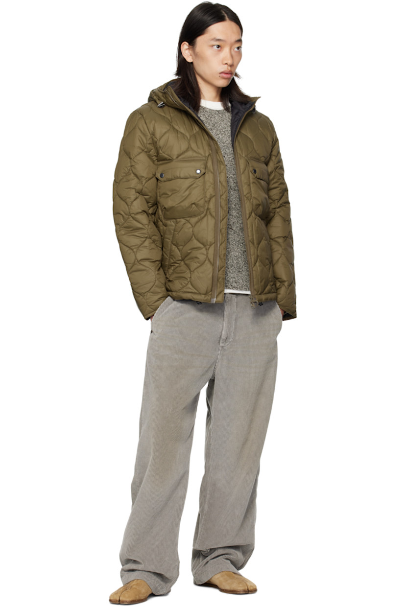 Insulated and quilted nylon ripstop jacket.

· Bungee-style drawstring at hood
· Stand collar
· Two-way zip closure
· Flap pockets and embroidered logo at front
· Bungee-style drawstring at hem
· Locker loop at back collar
· Patch pocket at interior
· Full satin lining

Supplier color: Beech