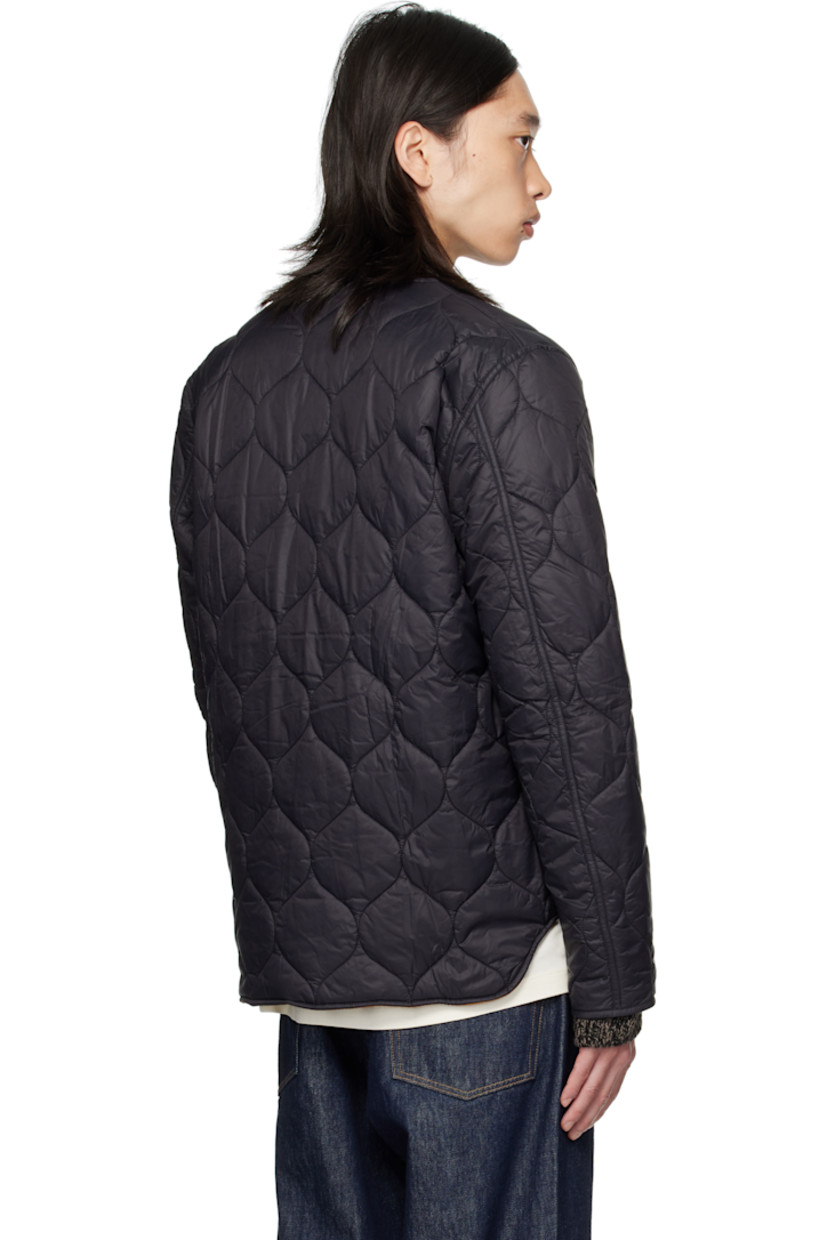 Insulated and quilted nylon ripstop jacket.

· V-neck
· Two-way zip closure
· Patch pockets and embroidered logo at front
· Curved hem
· Zip pocket at sleeve
· Patch pocket at interior
· Full satin lining

Supplier color: Black