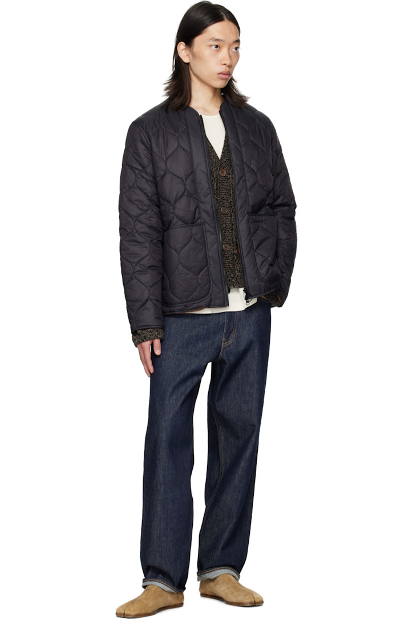 Insulated and quilted nylon ripstop jacket.

· V-neck
· Two-way zip closure
· Patch pockets and embroidered logo at front
· Curved hem
· Zip pocket at sleeve
· Patch pocket at interior
· Full satin lining

Supplier color: Black