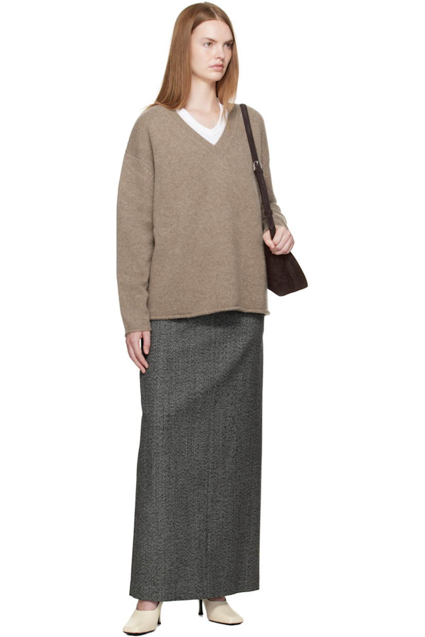 Wool tweed maxi skirt.

· Belt loops
· Two-pocket styling
· Zip fly
· Central vent at back hem
· Full satin lining

Supplier color: Gray