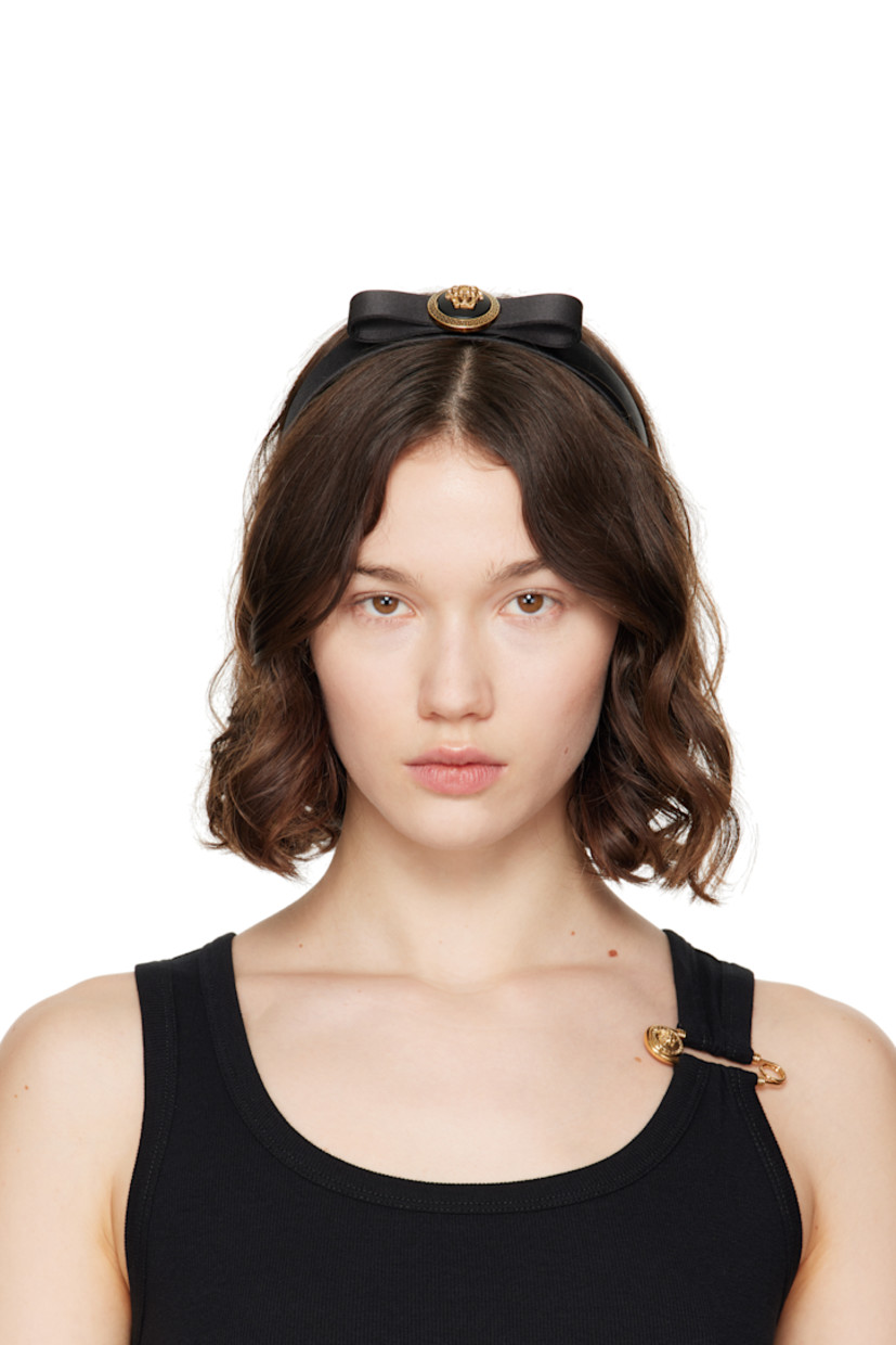 Viscose- and silk-blend satin headband.

· Bow accent with Medusa hardware at face
· D5"

Supplier color: Black