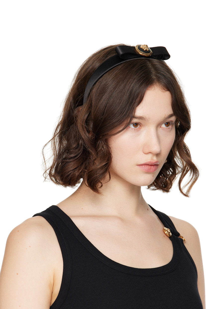 Viscose- and silk-blend satin headband.

· Bow accent with Medusa hardware at face
· D5"

Supplier color: Black
