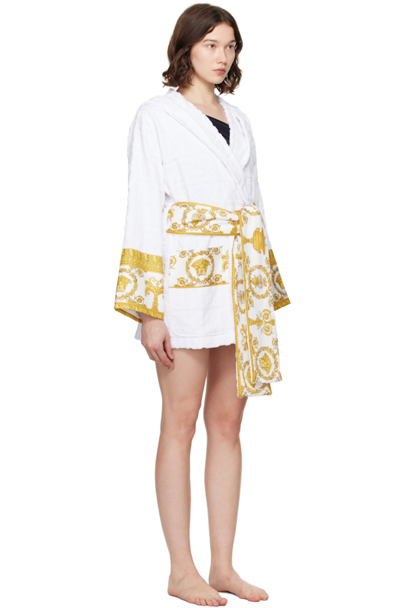 Cotton terrycloth bathrobe. Jacquard logo pattern and Barocco-patterned poplin trim throughout.

· Shawl collar
· Belt loops with detachable self-tie belt
· Patch pockets at waist

Supplier color: White