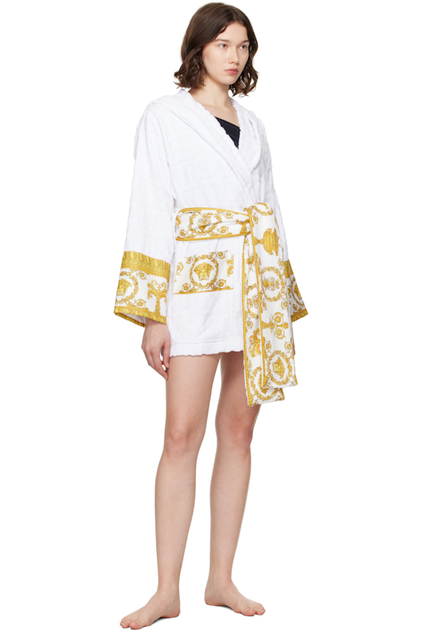 Cotton terrycloth bathrobe. Jacquard logo pattern and Barocco-patterned poplin trim throughout.

· Shawl collar
· Belt loops with detachable self-tie belt
· Patch pockets at waist

Supplier color: White