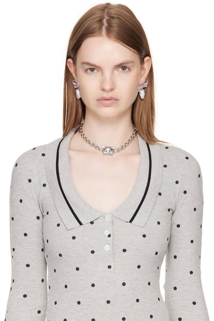 Cable chain choker in palladium-plated brass.

· Graphic pendant
· Logo plaque at adjustable lobster-clasp fastening
· L16.5"

Part of the Jiwinaia x Rilakkuma collaboration.

Supplier color: Silver