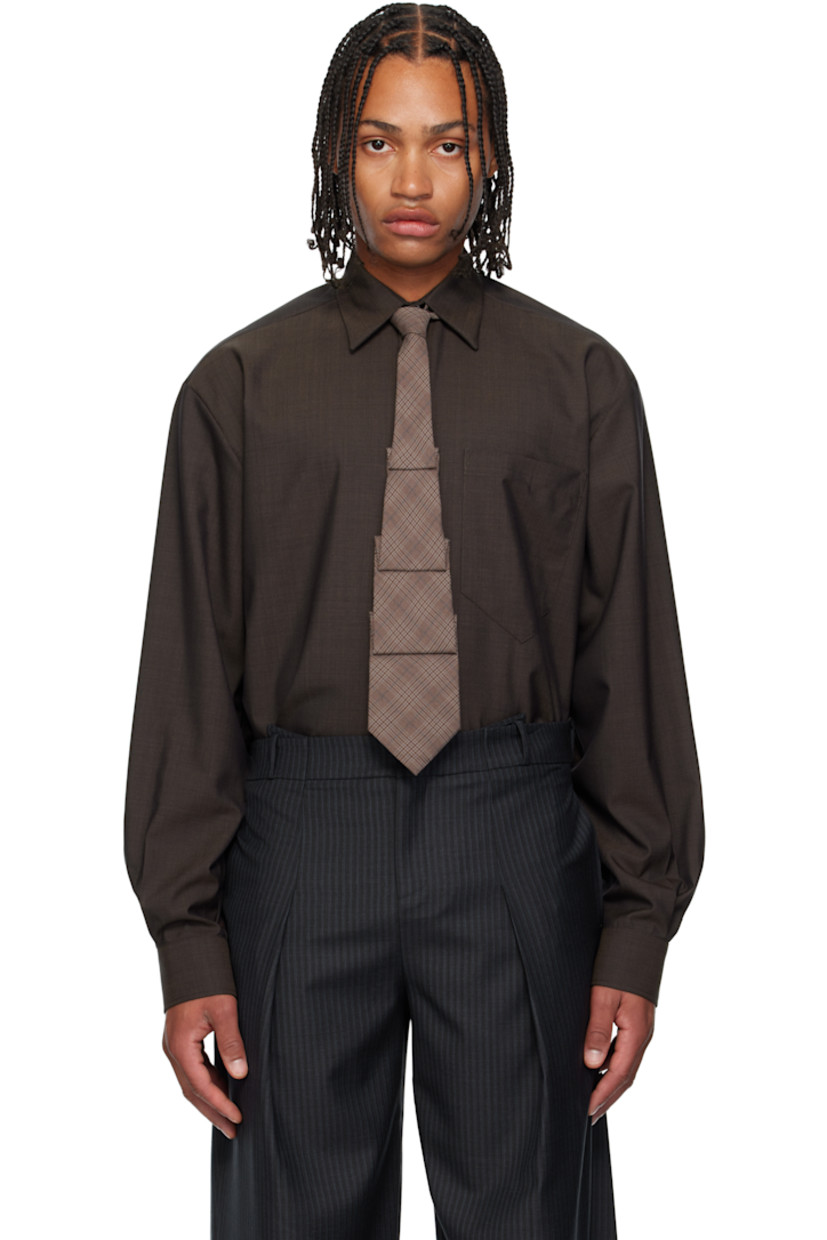 Cotton oxford cloth shirt. 

�· Spread collar 
· Concealed button closure 
· Patch pocket at chest
· Shirttail hem 
· Dropped shoulders 
· Pleats at buttoned barrel cuffs and back collar 

Supplier color: Brown