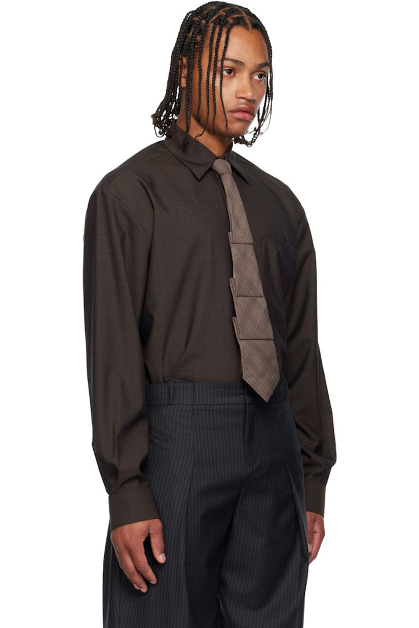Cotton oxford cloth shirt. 

· Spread collar 
· Concealed button closure 
· Patch pocket at chest
· Shirttail hem 
· Dropped shoulders 
· Pleats at buttoned barrel cuffs and back collar 

Supplier color: Brown