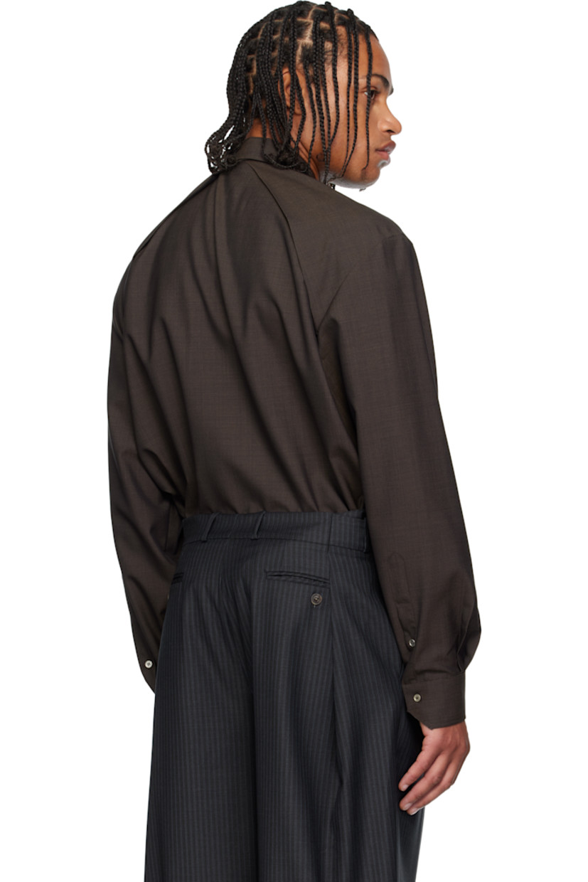 Cotton oxford cloth shirt. 

· Spread collar 
· Concealed button closure 
· Patch pocket at chest
· Shirttail hem 
· Dropped shoulders 
· Pleats at buttoned barrel cuffs and back collar 

Supplier color: Brown