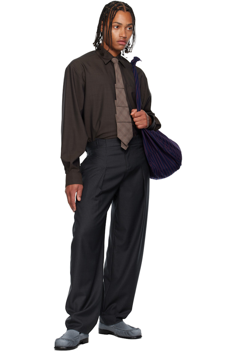 Cotton oxford cloth shirt. 

· Spread collar 
· Concealed button closure 
· Patch pocket at chest
· Shirttail hem 
· Dropped shoulders 
· Pleats at buttoned barrel cuffs and back collar 

Supplier color: Brown