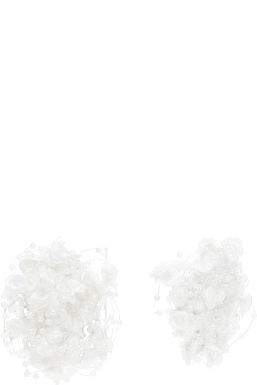 Pair of drop earrings in white resin.

· Twill floral and beaded faux pearls at face
· Silver-tone brass post-stud fastening 
· D3.5"

Supplier color: White