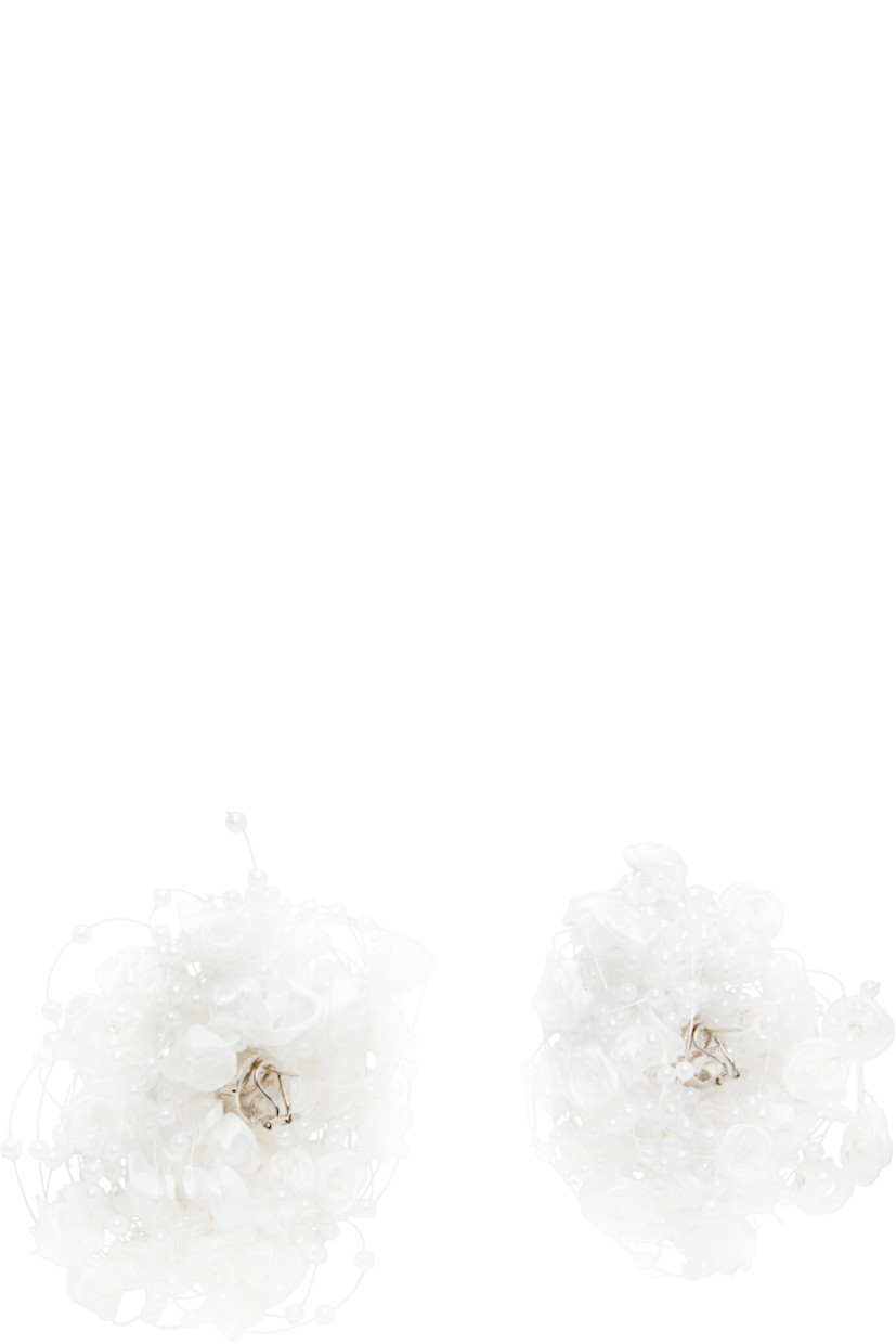 Pair of drop earrings in white resin.

· Twill floral and beaded faux pearls at face
· Silver-tone brass post-stud fastening 
· D3.5"

Supplier color: White