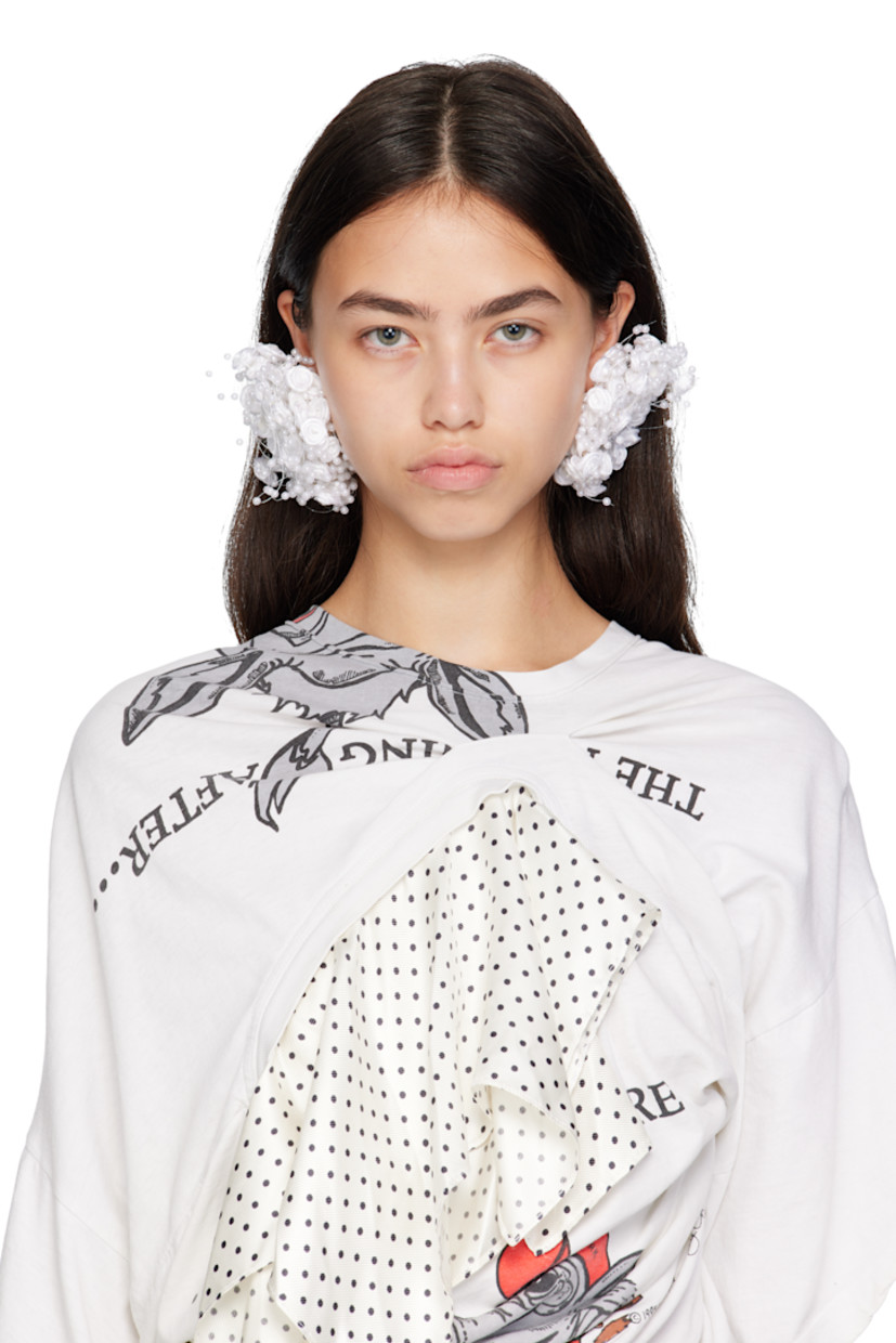 Pair of drop earrings in white resin.

· Twill floral and beaded faux pearls at face
· Silver-tone brass post-stud fastening 
· D3.5"

Supplier color: White