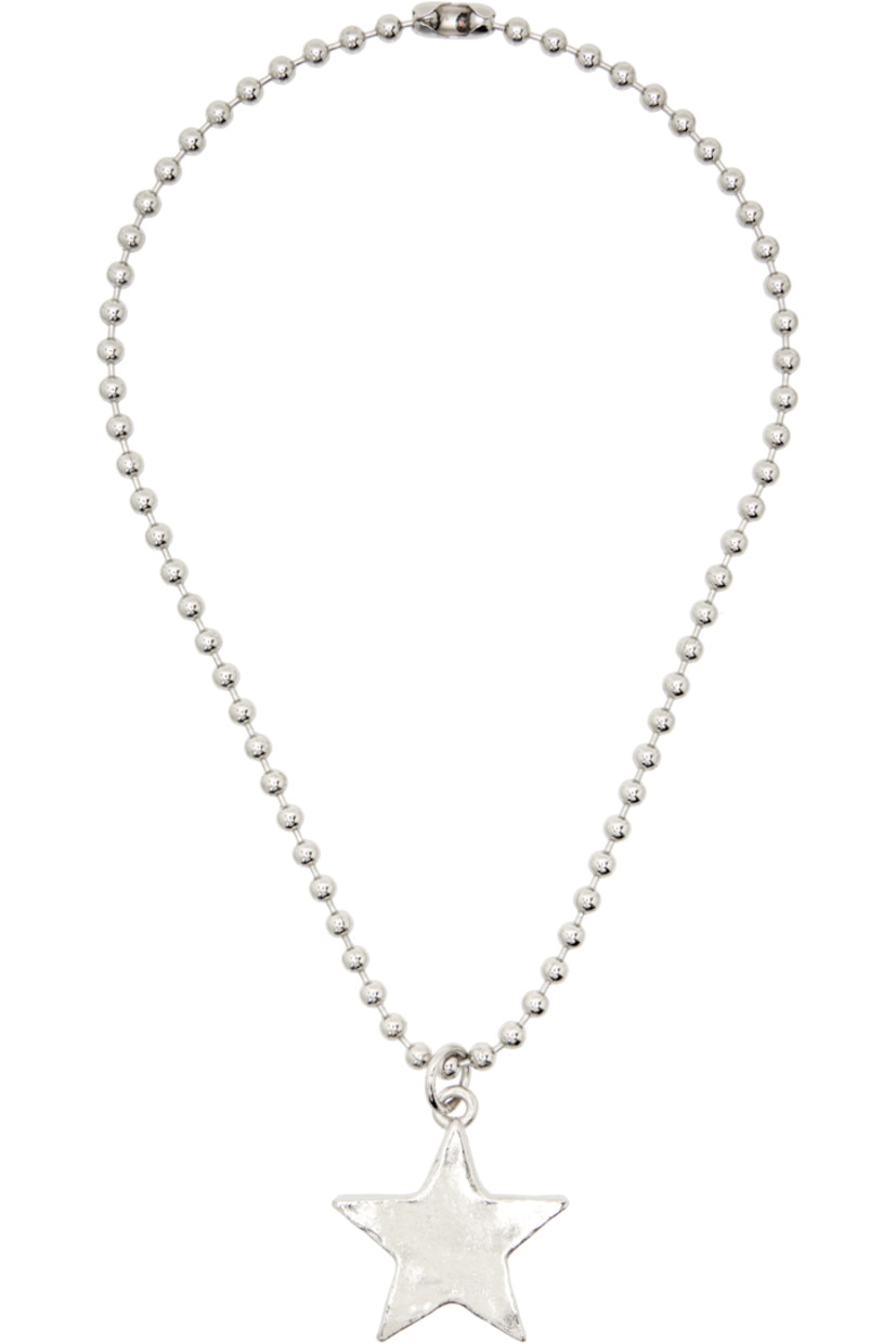 Ball chain necklace in silver tone brass.

· Graphic pendant
· Ball-chain fastening
· L14.5"

Supplier color: White bronze