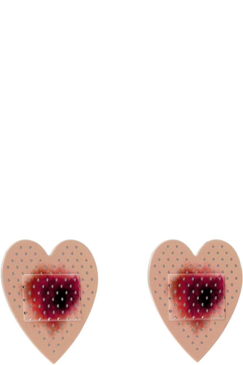 Pair of stud earrings in silver-tone brass.

· Graphic printed in beige at face
· Post-stud fastening
· H1.5" x W1.5"

Part of the I'm Sorry by Petra Collins x D'heygere collaboration.

Supplier color: Beige/Silver