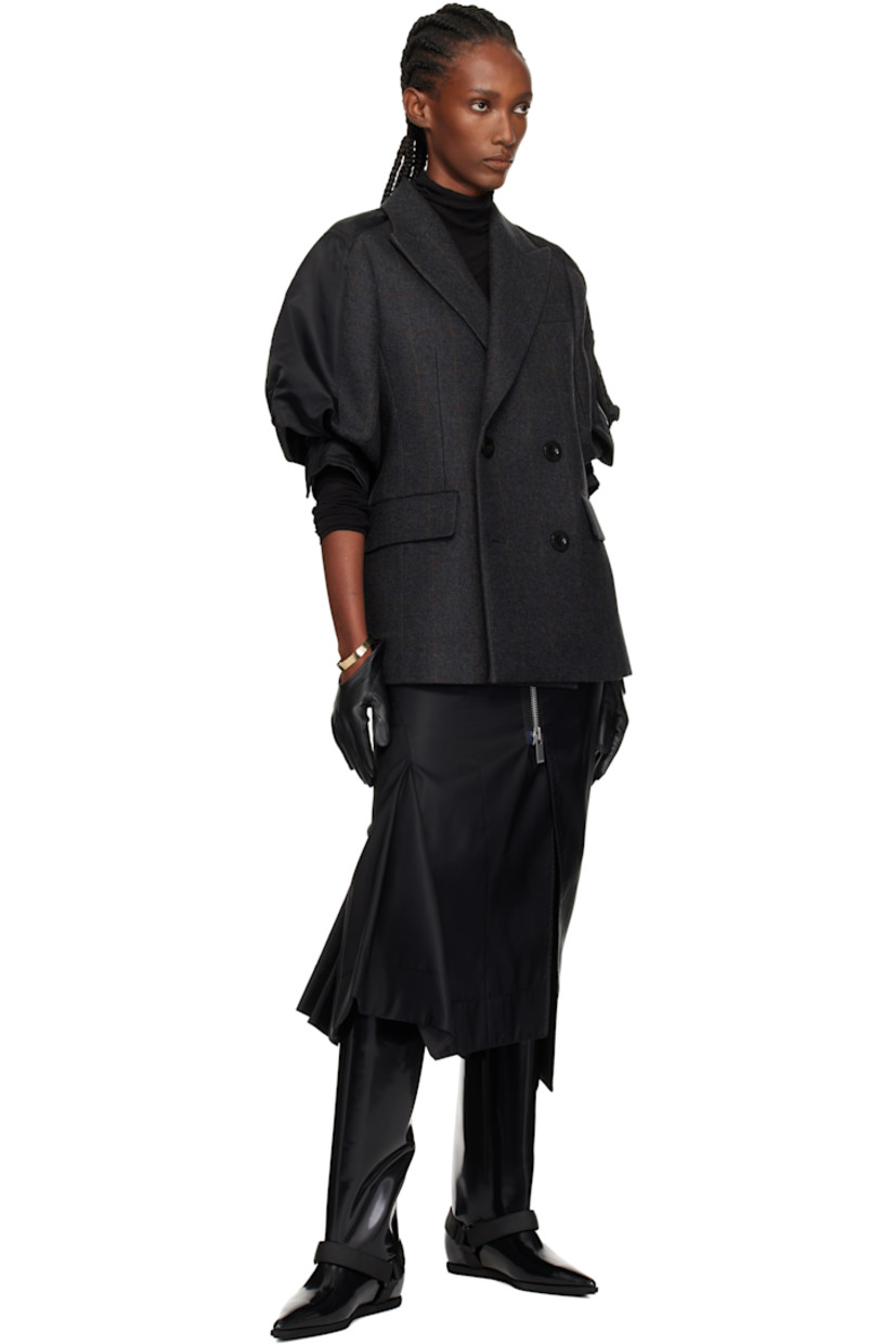 Pair of grained lambskin gloves. Detachable hinged bracelet in gold-tone brass.

Supplier color: Black