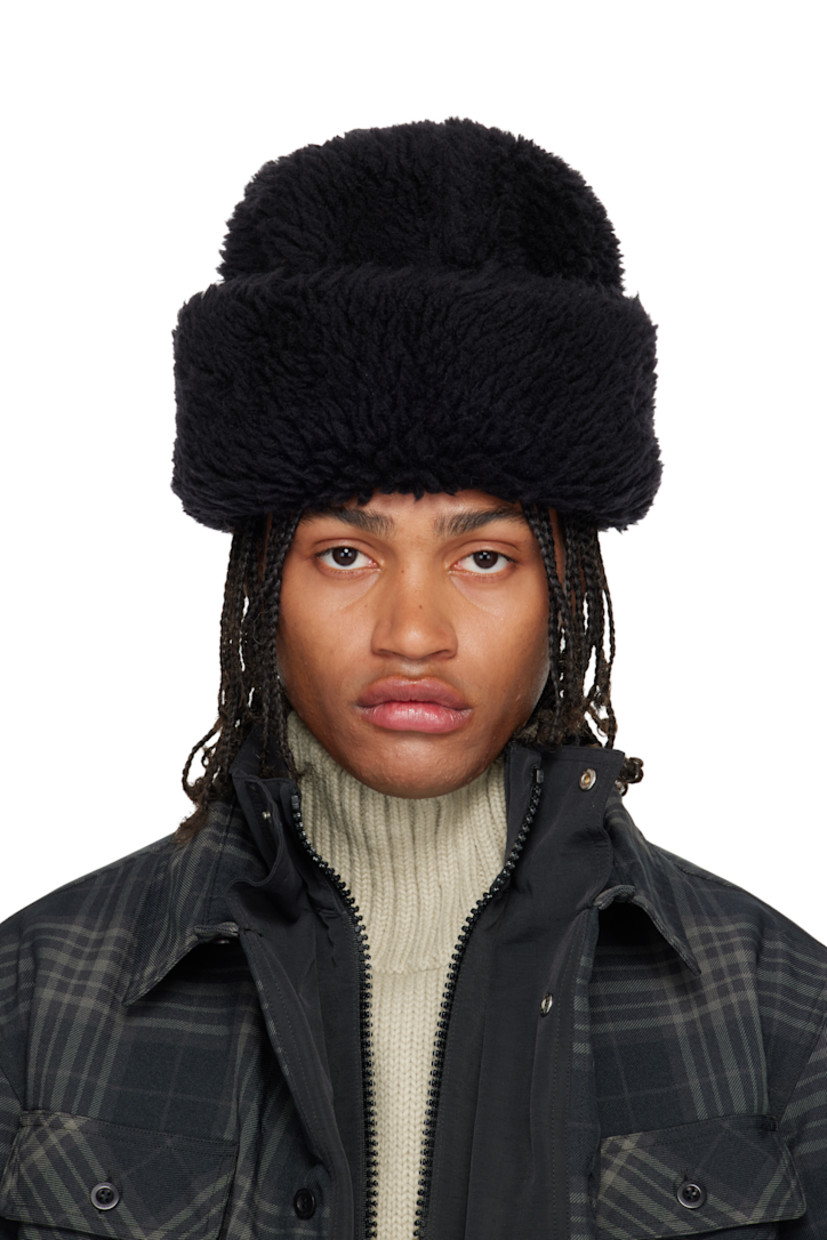 Padded wool fleece hat.

· Adjustable logo-embossed tab at back
· Full satin lining

Supplier color: Black