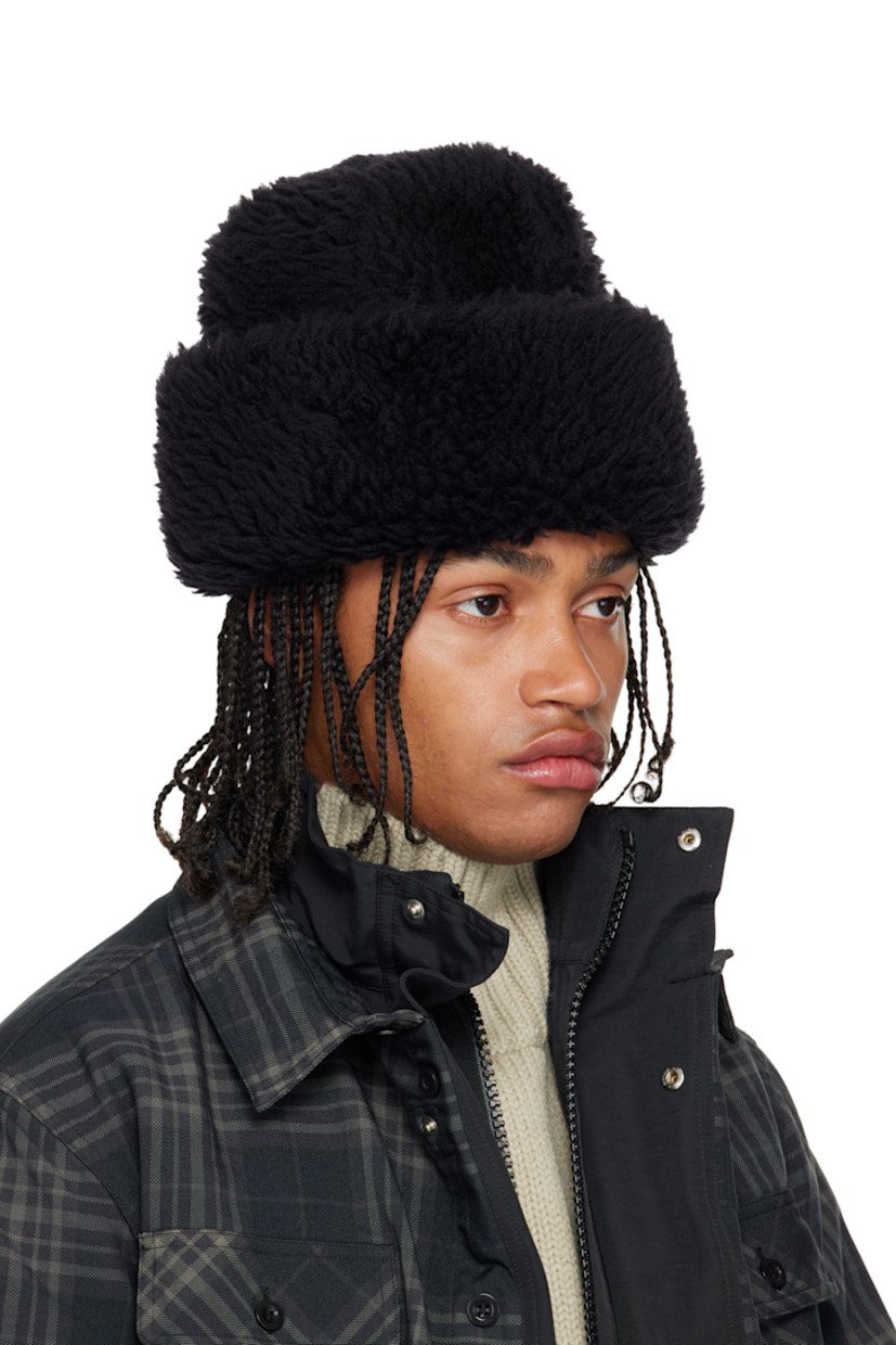 Padded wool fleece hat.

· Adjustable logo-embossed tab at back
· Full satin lining

Supplier color: Black