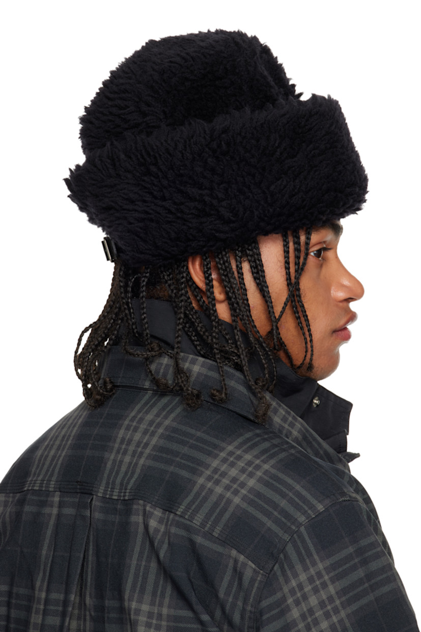 Padded wool fleece hat.

· Adjustable logo-embossed tab at back
· Full satin lining

Supplier color: Black