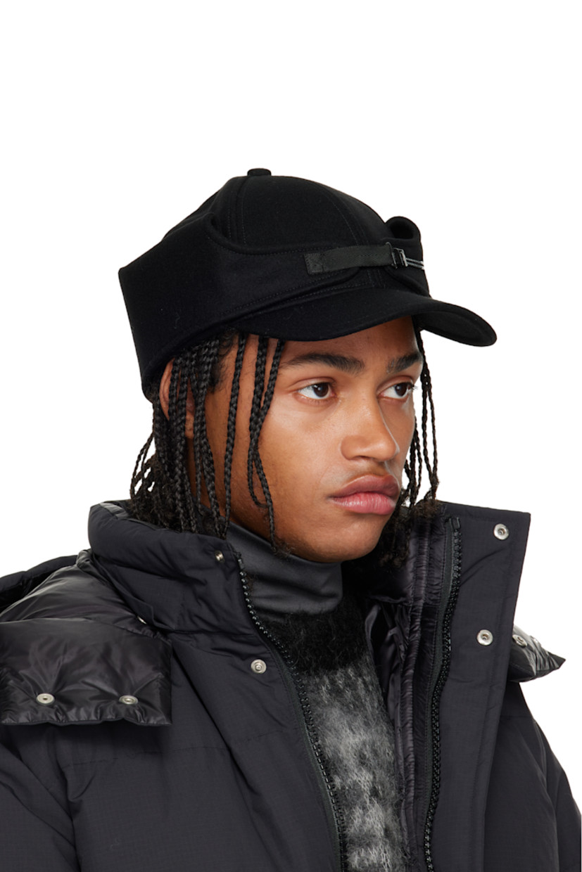 Wool melton cap.

· Zip-clasp fastening at face
· Curved brim
· Satin lining

Supplier color: Black