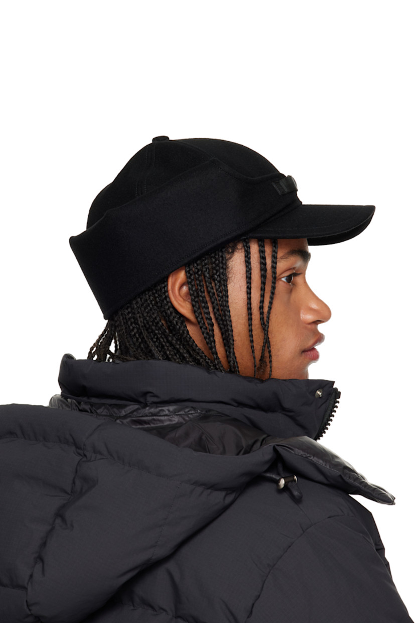 Wool melton cap.

· Zip-clasp fastening at face
· Curved brim
· Satin lining

Supplier color: Black