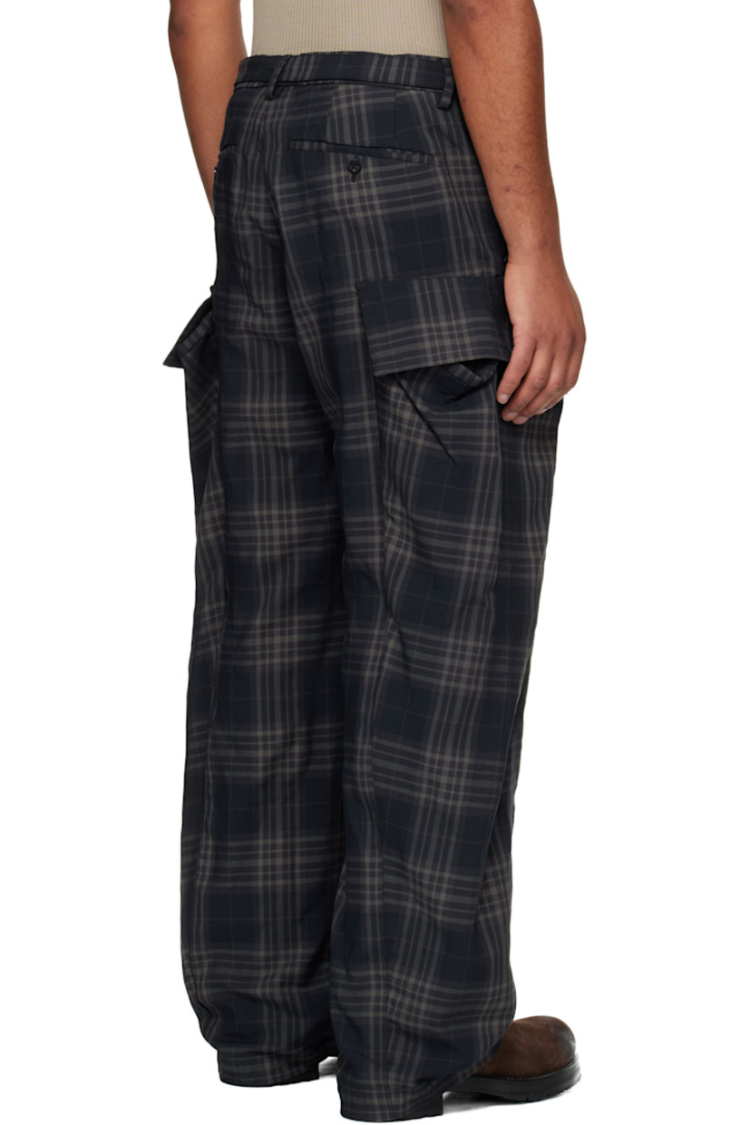 Twill cargo pants.

· Check pattern throughout
· Belt loops and detachable cinch belt at waistband
· Four-pocket styling
· Zip fly
· Cargo pocket at outseams

Supplier color: Black