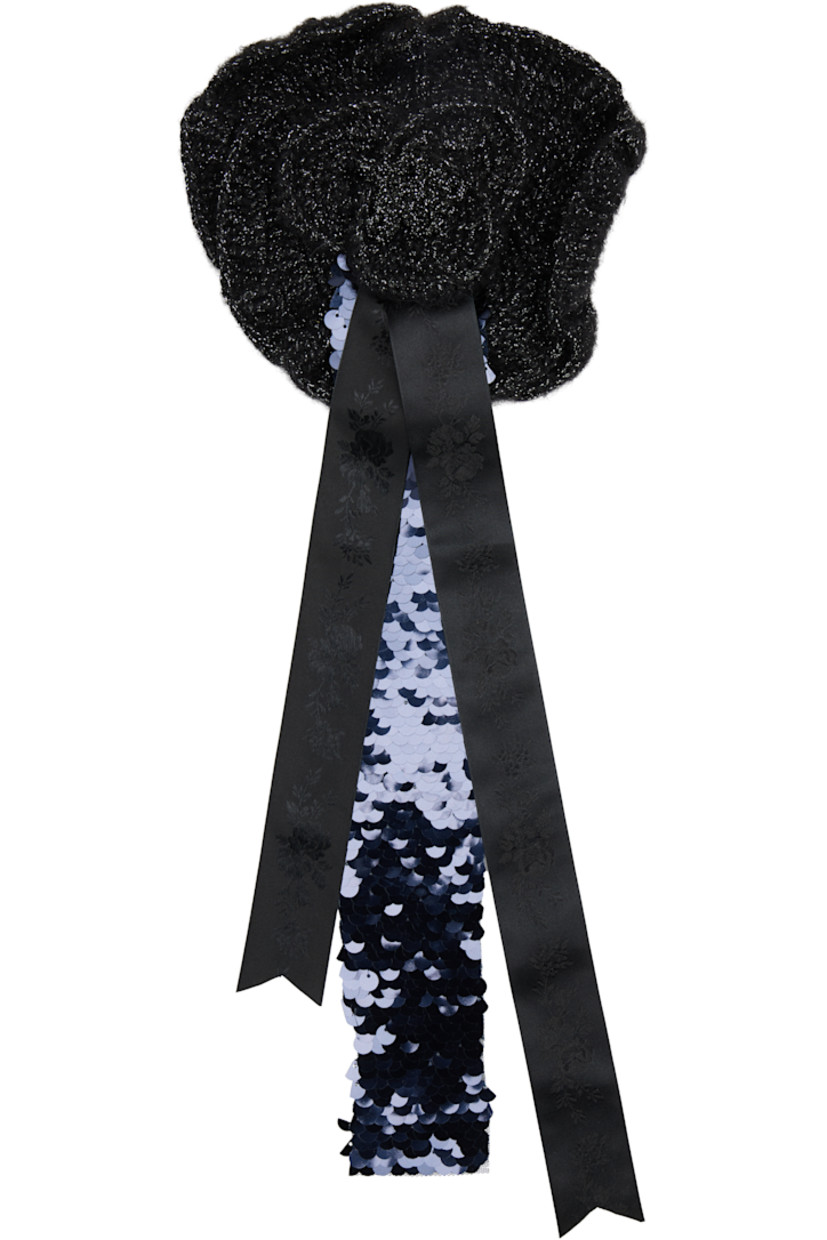 Knit superfine alpaca-blend brooch.

· Floral appliqué at face
· Satin ribbon with floral pattern at drop
· Sequinned detailing at drop
· Logo plaque at back face
· Safety-pin fastening
· H21" x W7"

Supplier color: Black