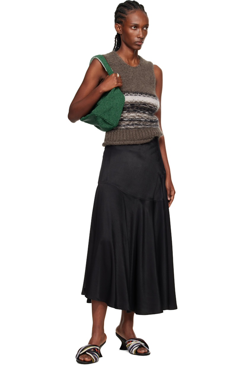 Beaded tote. 

· Integrated carry handles
· Magnetic press-stud closure 
· Cotton twill lining
· H7" x W12" x D8"

Supplier color: Green