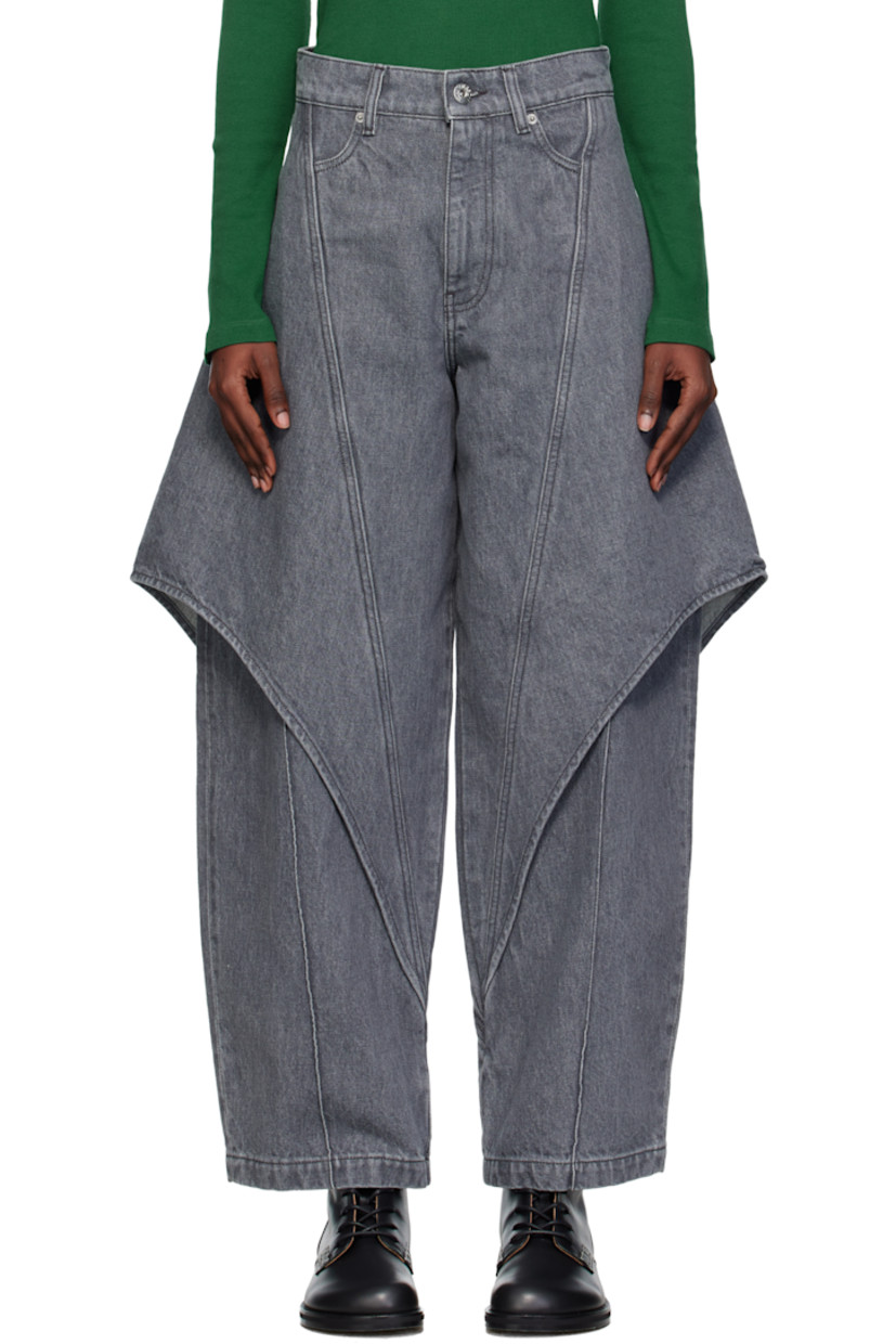 Non-stretch denim jeans.

· Fading throughout
· Belt loops
· Four-pocket styling
· Zip fly
· Overlay at legs
· Logo patch at back waistband

Supplier color: Light grey