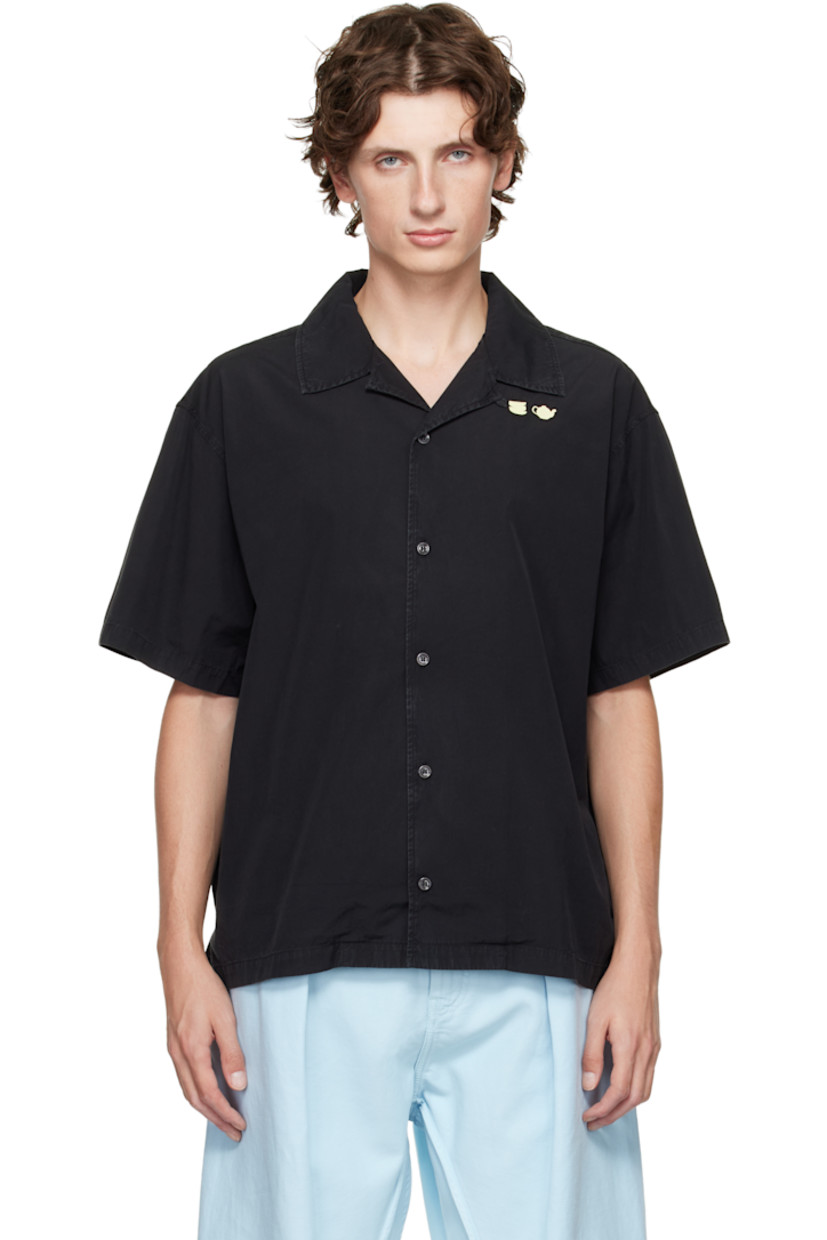 Peached cotton poplin shirt. 

· Fading throughout 
· Open spread collar 
· Button closure 
· Graphics embroidered at chest
· Vented side seams
· Twin pleats at back yoke 
· Logo embroidered at back 

Supplier color: Washed black