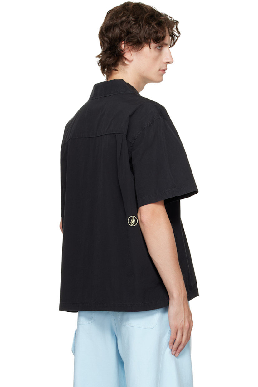 Peached cotton poplin shirt. 

· Fading throughout 
· Open spread collar 
· Button closure 
· Graphics embroidered at chest
· Vented side seams
· Twin pleats at back yoke 
· Logo embroidered at back 

Supplier color: Washed black