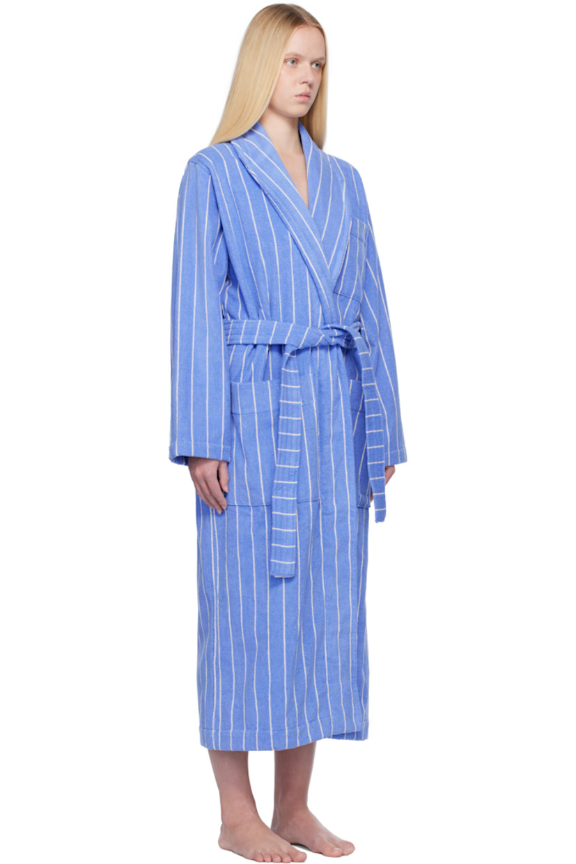Heavyweight 385 gsm organic cotton terrycloth bathrobe. Stripes throughout. 

· Certified GOTS and OEKO-TEX® Standard 100
· Shawl collar
· Open front
· Belt loops and detachable self-tie belt
· Patch pockets
· Logo flag at side seam 
· Locker loop at inner collar

Supplier color: Marseille stripes