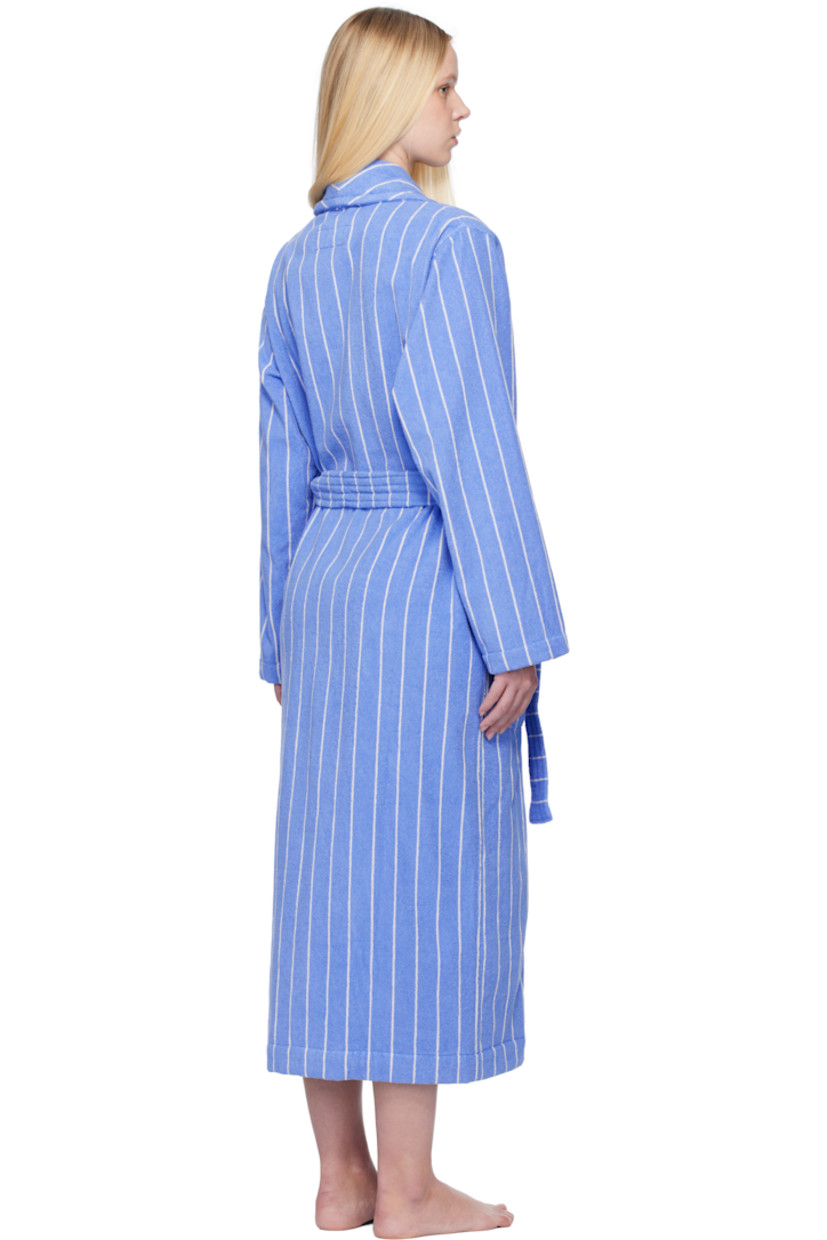 Heavyweight 385 gsm organic cotton terrycloth bathrobe. Stripes throughout. 

· Certified GOTS and OEKO-TEX® Standard 100
· Shawl collar
· Open front
· Belt loops and detachable self-tie belt
· Patch pockets
· Logo flag at side seam 
· Locker loop at inner collar

Supplier color: Marseille stripes