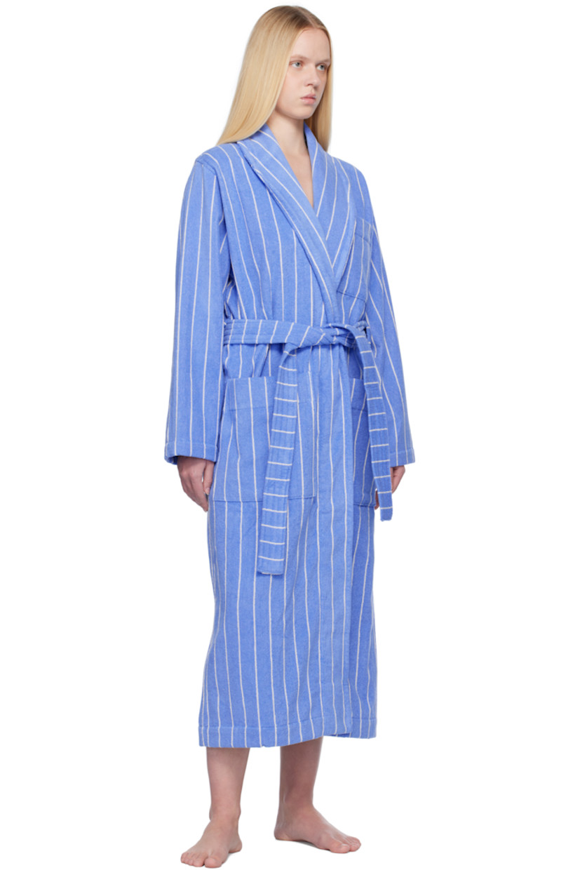 Heavyweight 385 gsm organic cotton terrycloth bathrobe. Stripes throughout. 

· Certified GOTS and OEKO-TEX® Standard 100
· Shawl collar
· Open front
· Belt loops and detachable self-tie belt
· Patch pockets
· Logo flag at side seam 
· Locker loop at inner collar

Supplier color: Marseille stripes